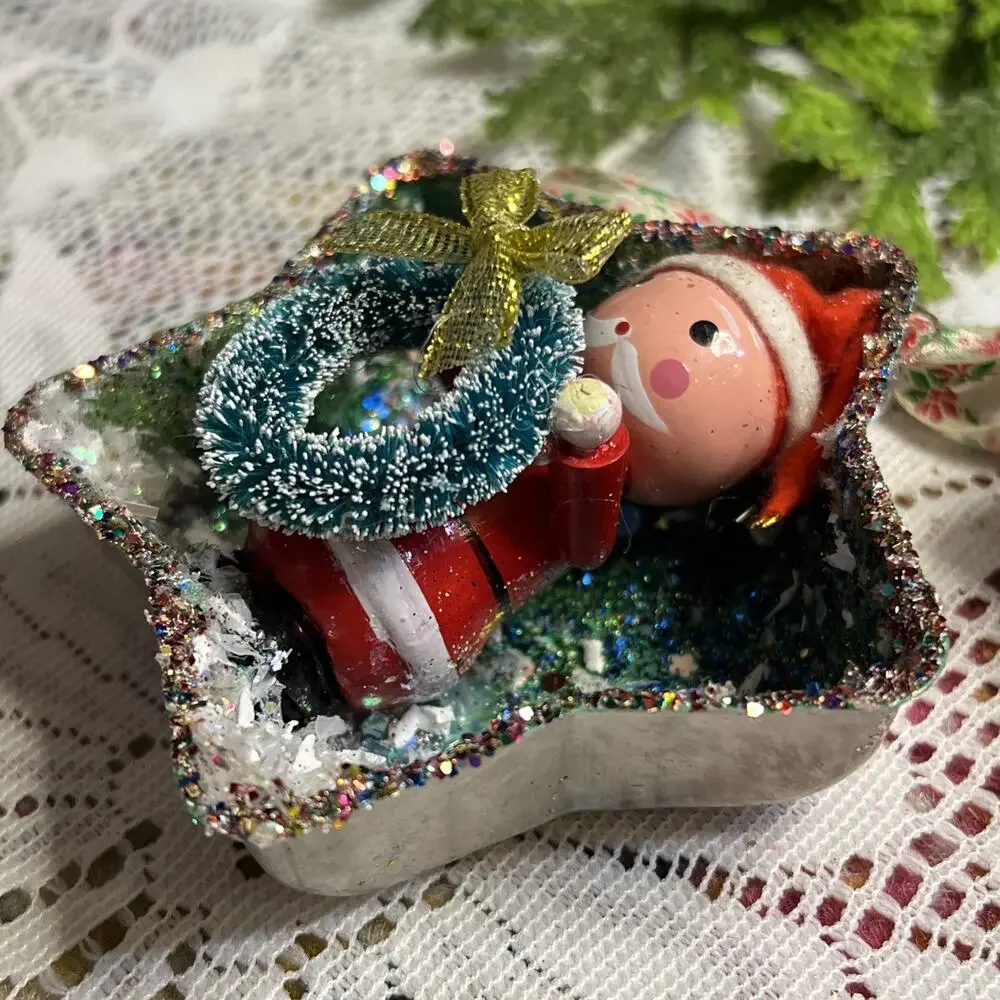 Vintage Star Tart Tins Set/2 Santa Mrs Claus Diorama Mid Century Ornaments